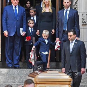 Donald Trump, son fils Donald Jr, sa fille Ivanka et son fils Eric Trump, et leurs enfants - Obsèques de Ivana Trump en l'église St Vincent Ferrer à New York. Le 20 juillet 2022 