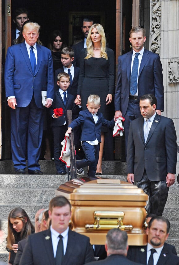Donald Trump, son fils Donald Jr, sa fille Ivanka et son fils Eric Trump, et leurs enfants - Obsèques de Ivana Trump en l'église St Vincent Ferrer à New York. Le 20 juillet 2022 
