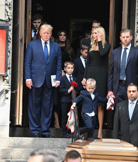 Barron Trump, Donald Trump, Kimberly Guilfoyle, Ivanka Trump, Eric Trump, et leurs enfants - Obsèques de Ivana Trump en l'église St Vincent Ferrer à New York. Le 20 juillet 2022