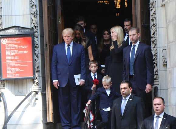 Donald Trump et sa femme Melania, Kimberly Guilfoyle, Donald Trump Jr, Ivanka Trump, Eric Trump, et leurs enfants - Obsèques de Ivana Trump en l'église St Vincent Ferrer à New York. Le 20 juillet 2022