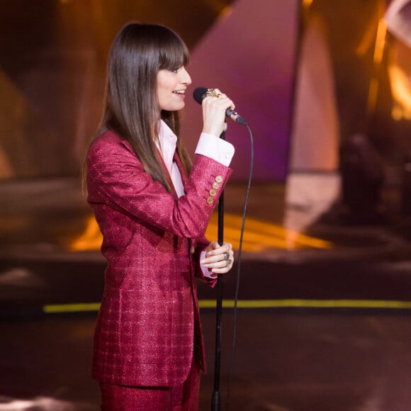 Clara Luciani, Julien Doré - Grande soirée solidaire et festive "Secours Pop La Grande Soirée" au Cirque d'Hiver à Paris, diffusée en direct le 6 février sur France 2, pour lancer la campagne annuelle de dons, le Don'actions, du Secours Populaire. © Tiziano Da Silva - Cyril Moreau / Bestimage 