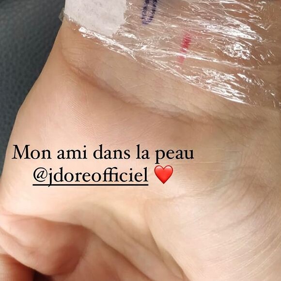 Le tatouage de Clara Luciani à Julien Doré.