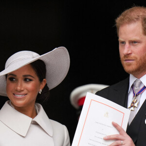 Le prince Harry, duc de Sussex, et Meghan Markle, duchesse de Sussex - Les membres de la famille royale et les invités à la sortie de la messe du jubilé, célébrée à la cathédrale Saint-Paul de Londres, Royaume Uni, le 3 juin 2022. 