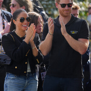 Le prince Harry et Meghan Markle lors du "Land Rover Challenge" au premier jour des Invictus Games 2020 à La Haye, le 16 avril 2022. 