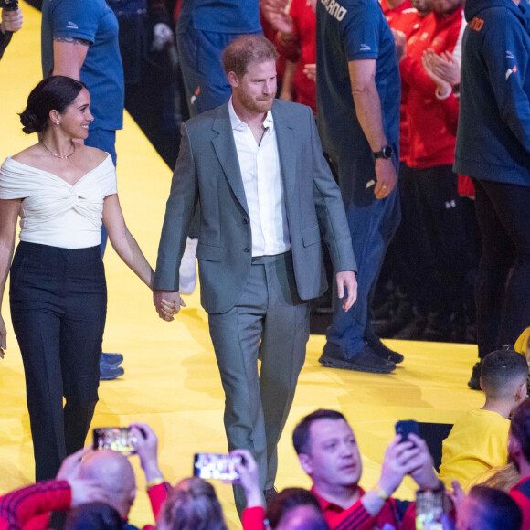 Le prince Harry et Meghan Markle lors de la cérémonie d'ouverture des Invictus Games 2020 à La Haye, le 16 avril 2022. 