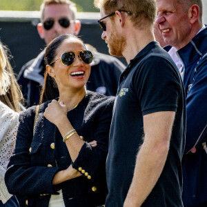 Le prince Harry et Meghan Markle lors du "Land Rover Challenge" au premier jour des Invictus Games 2020 à La Haye, le 16 avril 2022. 