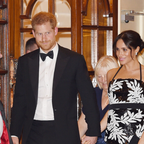 Le prince Harry, duc de Sussex, et Meghan Markle (enceinte), duchesse de Sussex quittent la soirée Royal Variety Performance à Londres le 19 novembre 2018. 