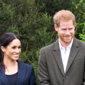 Le prince Harry, duc de Sussex, et Meghan Markle, duchesse de Sussex, assistent à l'inauguration d'un site de 20 hectares pour The Queen's Commonwealth Canopy à Auckland, Nouvelle-Zélande, le 30 octobre 2018. Après avoir dévoilé la plaque, ils ont participé à un lancé de bottes avec des écoliers de la région. 