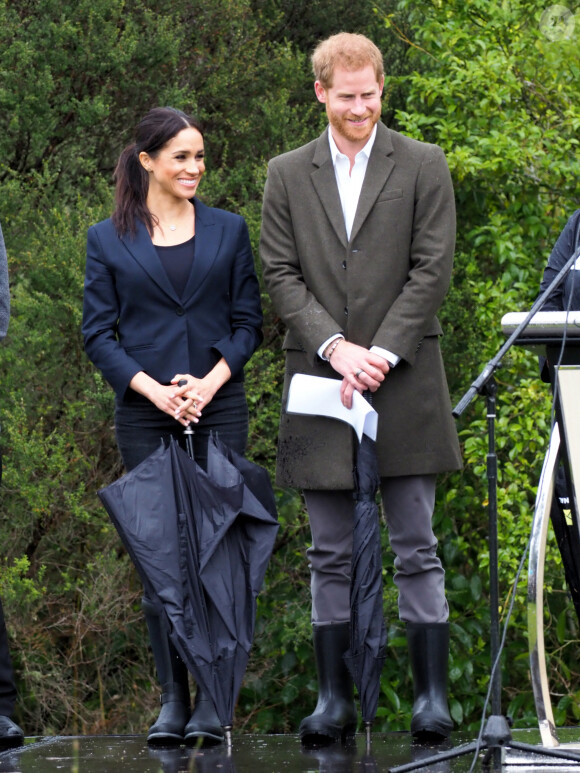 Le prince Harry, duc de Sussex, et Meghan Markle, duchesse de Sussex, assistent à l'inauguration d'un site de 20 hectares pour The Queen's Commonwealth Canopy à Auckland, Nouvelle-Zélande, le 30 octobre 2018. Après avoir dévoilé la plaque, ils ont participé à un lancé de bottes avec des écoliers de la région. 