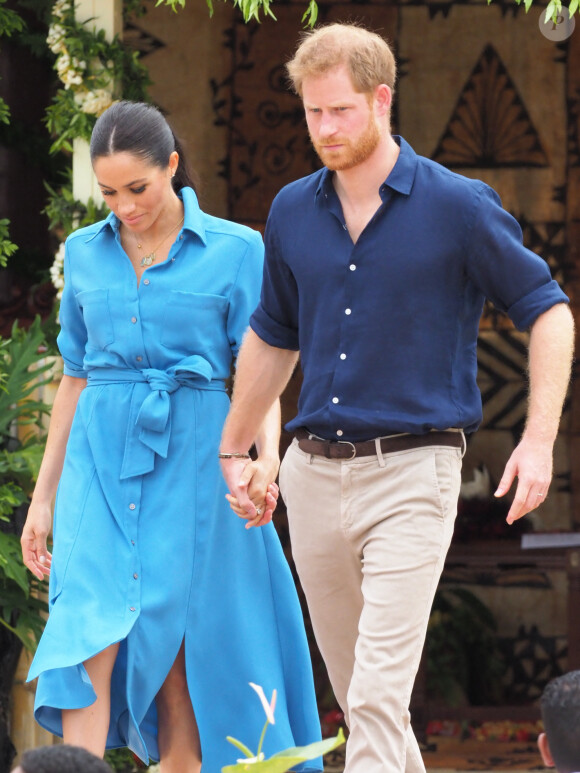 Le prince Harry, duc de Sussex, et Meghan Markle, duchesse de Sussex, enceinte, visitent le Tupou College, à Toloa, sur l'île de Tongatapu, aux Tonga, le 26 octobre 2018. 