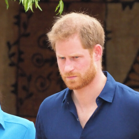 Le prince Harry, duc de Sussex, et Meghan Markle, duchesse de Sussex, enceinte, visitent le Tupou College, à Toloa, sur l'île de Tongatapu, aux Tonga, le 26 octobre 2018. 