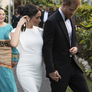 Le prince Harry, duc de Sussex, et Meghan Markle, duchesse de Sussex (enceinte) assistent officiellement à un accueil à la Maison consulaire de Tonga le premier jour de leur visite dans le pays, le 25 octobre 2018. 