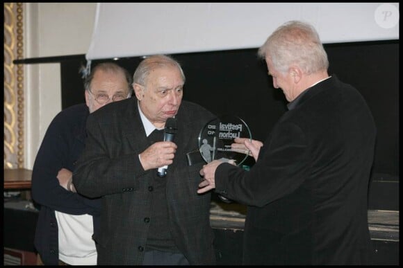 André Dussollier honoré pour l'ensemble de sa carrière s'est fait remettre un prix par Claude Chabrol, à l'occasion de la douzième édition du festival de Luchon, le 4 février 2010.
