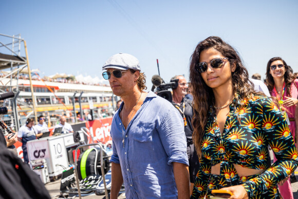 Matthew McConaughey et sa femme Camila Alves McConaughey - Les célébrités lors du Grand Prix de France de Formule 1 (F1) sur le circuit Paul Ricard au Castellet, le 24 juillet 2022. 