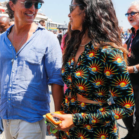 Matthew McConaughey et sa femme Camila Alves McConaughey - Les célébrités lors du Grand Prix de France de Formule 1 (F1) sur le circuit Paul Ricard au Castellet, le 24 juillet 2022. 