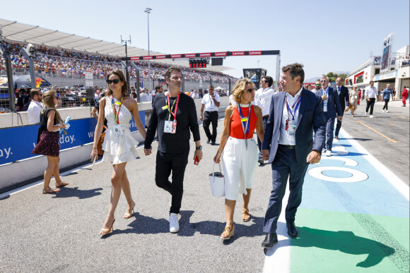 Richard Orlinski et sa compagne Elisa Bachir Bey., Christian Estrosi (maire de Nice) et sa femme Laura Tenoudji - Les célébrités lors du Grand Prix de France de Formule 1 (F1) sur le circuit Paul Ricard au Castellet, le 24 juillet 2022. 