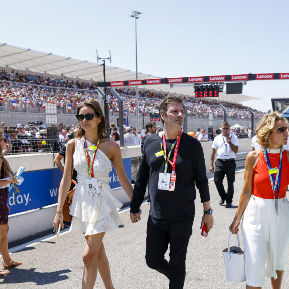 Richard Orlinski et sa compagne Elisa Bachir Bey., Christian Estrosi (maire de Nice) et sa femme Laura Tenoudji - Les célébrités lors du Grand Prix de France de Formule 1 (F1) sur le circuit Paul Ricard au Castellet, le 24 juillet 2022. 