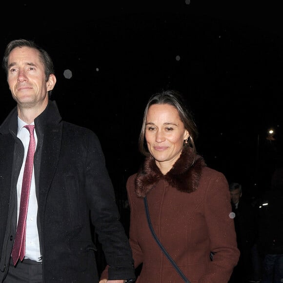 Pippa Middleton (qui porte une robe Kate Spade à 295 livres) et son mari James Matthews - La famille Middleton à la sortie de l'église St Luke à Londres. Le 4 décembre 2018 