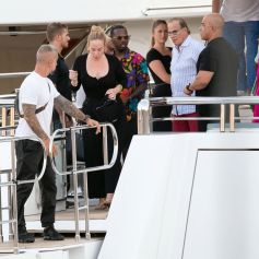 Adele et son compagnon Rich Paul quittent le yacht de Jay Schottenstein à Porto Cervo en Sardaigne, le 23 juillet 2022. 