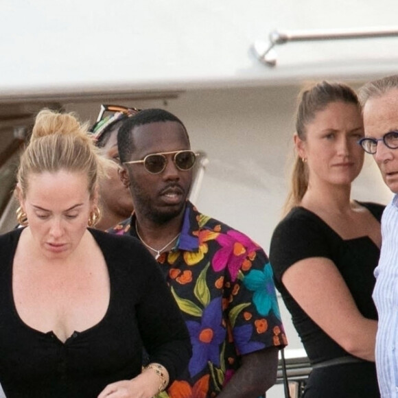 Adele et son compagnon Rich Paul quittent le yacht de Jay Schottenstein à Porto Cervo en Sardaigne, le 23 juillet 2022. 