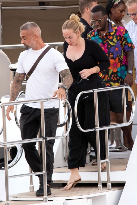 Adele et son compagnon Rich Paul quittent le yacht de Jay Schottenstein à Porto Cervo en Sardaigne, le 23 juillet 2022. 