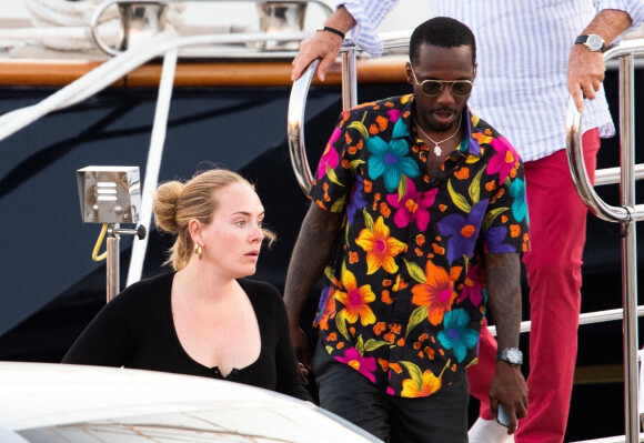 Adele et son compagnon Rich Paul quittent le yacht de Jay Schottenstein à Porto Cervo en Sardaigne, le 23 juillet 2022. 