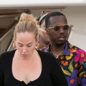 Adele et son compagnon Rich Paul quittent le yacht de Jay Schottenstein à Porto Cervo en Sardaigne, le 23 juillet 2022. 