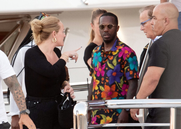 Adele et son compagnon Rich Paul quittent le yacht de Jay Schottenstein à Porto Cervo en Sardaigne, le 23 juillet 2022. 