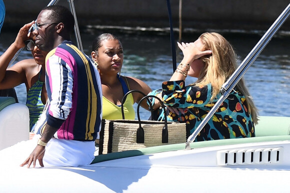 La chanteuse Adele et son compagnon Rich Paul en vacances avec des amis à Porto Cervo, Italie, le 18 juillet 2022. La chanteuse est de très bonne humeur. 