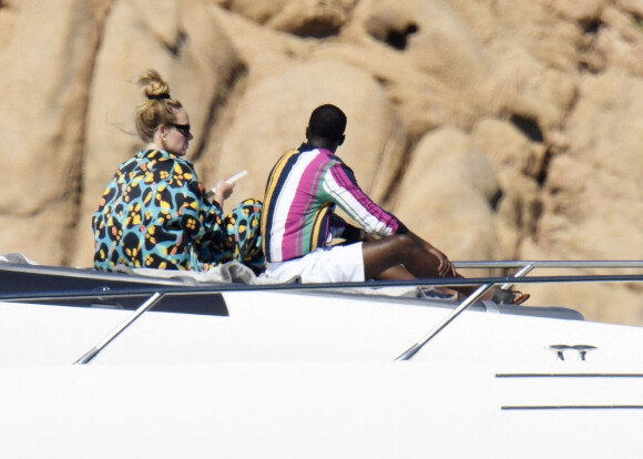 La chanteuse Adele et son compagnon Rich Paul se détendent sur un yacht avec des amis pendant leurs vacances à Porto Cervo, Italie, le 19 juillet 2022. 
