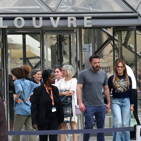 Ben Affleck et sa femme Jennifer Lopez quittent le musée du Louvre en famille pendant leur lune de miel à Paris, le 26 juillet 2022.