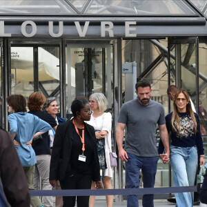 Ben Affleck et sa femme Jennifer Lopez quittent le musée du Louvre en famille pendant leur lune de miel à Paris, le 26 juillet 2022.