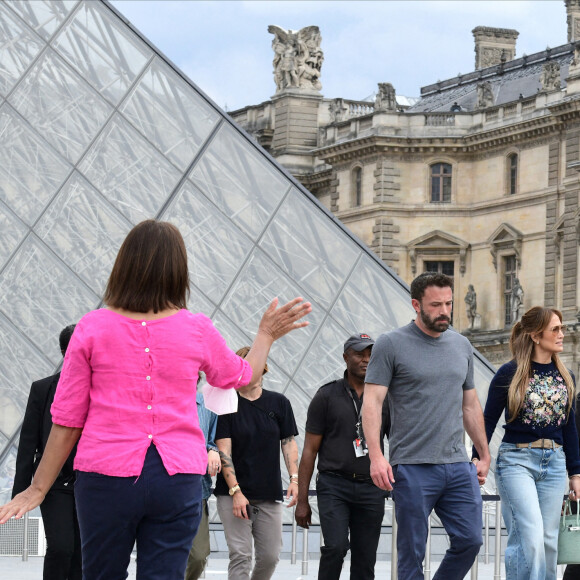 Ben Affleck et sa femme Jennifer Lopez quittent le musée du Louvre en famille pendant leur lune de miel à Paris, le 26 juillet 2022.