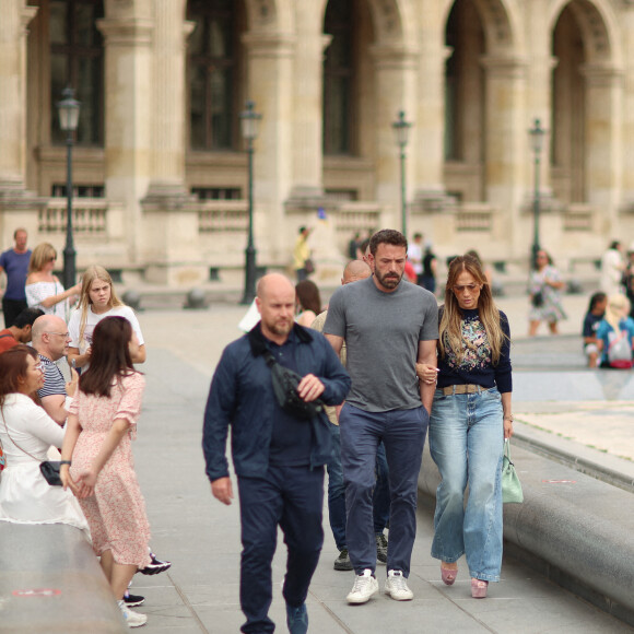Ben Affleck et sa femme Jennifer Lopez quittent le musée du Louvre en famille pendant leur lune de miel à Paris, le 26 juillet 2022.