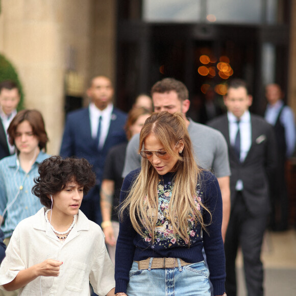 Ben Affleck et sa femme Jennifer Affleck (Lopez) poursuivent leur lune de miel à Paris avec leurs enfants respectifs Seraphina, Maximilian et Emme, le 26 juillet 2022.