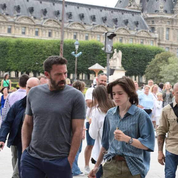 Ben Affleck et sa femme Jennifer Affleck (Lopez) poursuivent leur lune de miel à Paris avec leurs enfants respectifs Seraphina, Maximilian et Emme, le 26 juillet 2022.