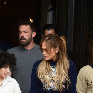Ben Affleck et sa femme Jennifer Lopez poursuivent leur lune de miel à Paris avec leurs enfants respectifs Seraphina, Maximilian et Emme, le 26 juillet 2022.