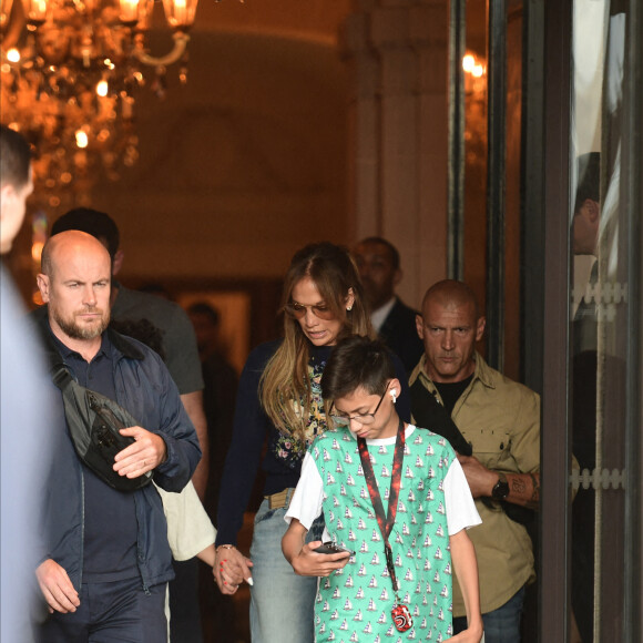 Ben Affleck et sa femme Jennifer Lopez poursuivent leur lune de miel à Paris avec leurs enfants respectifs Seraphina, Maximilian et Emme, le 26 juillet 2022.