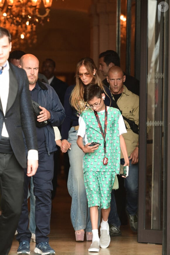 Ben Affleck et sa femme Jennifer Lopez poursuivent leur lune de miel à Paris avec leurs enfants respectifs Seraphina, Maximilian et Emme, le 26 juillet 2022.