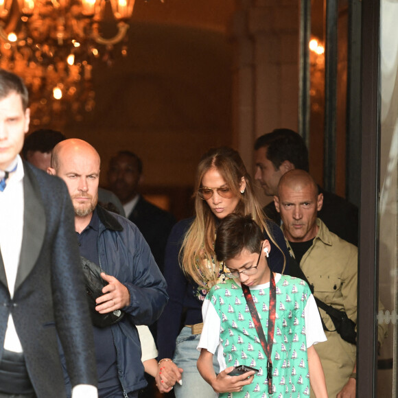 Ben Affleck et sa femme Jennifer Lopez poursuivent leur lune de miel à Paris avec leurs enfants respectifs Seraphina, Maximilian et Emme, le 26 juillet 2022.