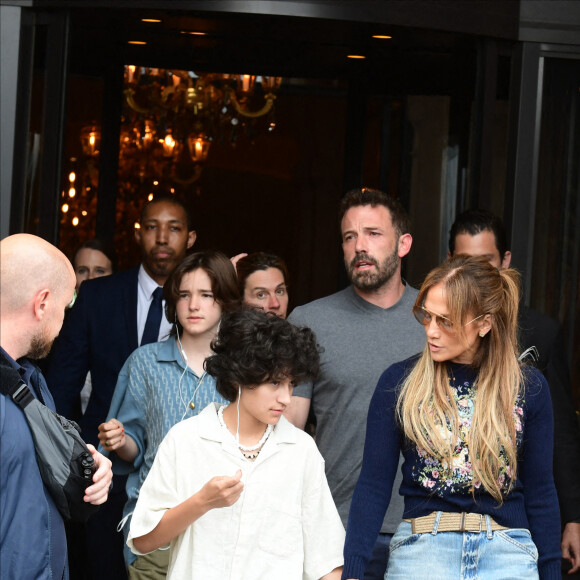 Ben Affleck et sa femme Jennifer Lopez poursuivent leur lune de miel à Paris avec leurs enfants respectifs Seraphina, Maximilian et Emme, le 26 juillet 2022.