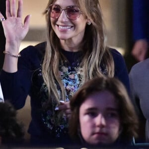 Ben Affleck et sa femme Jennifer Lopez et leurs enfants respectifs Seraphina, Maximilian et Emme quittent l'hôtel Crillon à Paris le 26 juillet 2022.