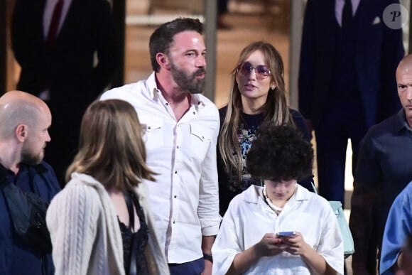 Ben Affleck et sa femme Jennifer Lopez et leurs enfants respectifs Seraphina, Maximilian et Emme quittent l'hôtel Crillon à Paris le 26 juillet 2022.