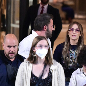 Ben Affleck et sa femme Jennifer Lopez et leurs enfants respectifs Seraphina, Maximilian et Emme quittent l'hôtel Crillon à Paris le 26 juillet 2022.