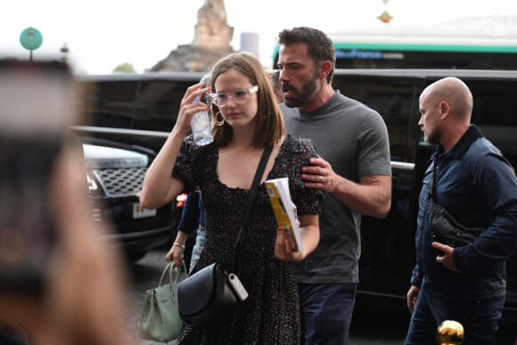 Ben Affleck et sa fille Violet quittent l'hôtel Crillon à Paris le 26 juillet 2022.