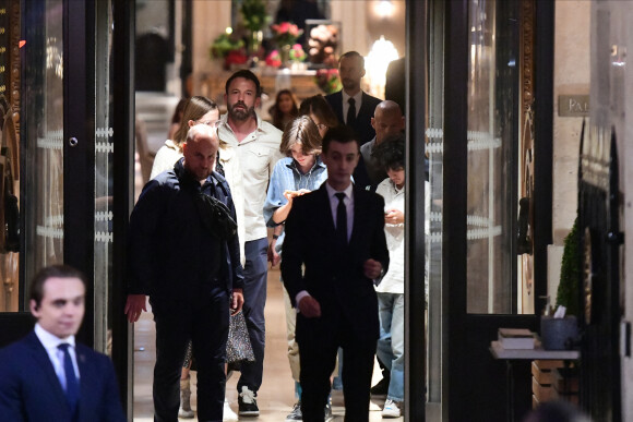 Ben Affleck quitte l'hôtel Crillon à Paris le 26 juillet 2022.