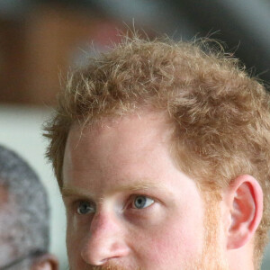 Le prince Harry rencontre les membres de la Barbados Defence Force (BDF) sur la base militaire Paragon à la Barbade, dans le cadre de son voyage aux Caraïbes, le 1er décembre 2016. 