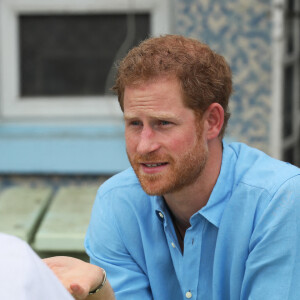 Le prince Harry et Alok Kumar lors de sa visite de l'hôpital Queen Elizabeth à Bridgetown à la Barbade à l'occasion du 50ème anniversaire de l'indépendance du pays, le 30 novembre 2016 lors de son voyage dans les Caraïbes. 