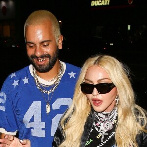 Madonna et un mystérieux inconnu arrivent au restaurant "The Nice Guy" à Los Angeles, le 11 juin 2022.
