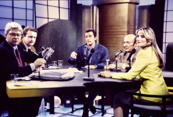 Archives - Christophe Dechavanne, Patrice Carmouze, Frédéric Dard, Michel Field et Sophie Favier sur le plateau de l'émission "Ciel, mon mardi !". Paris. Le 12 février 1992.